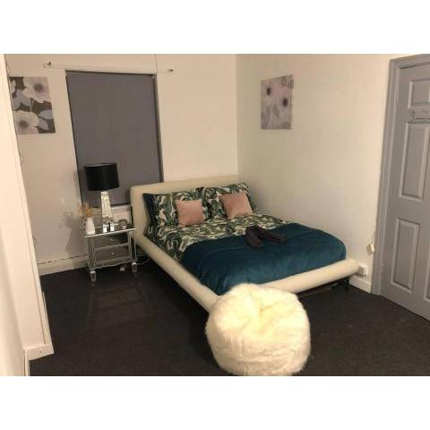 Cosy 2bed House with Parking in Sheffield