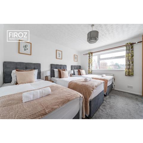 Cosy 3 Bedroom House for Contractors & Families, x2 FREE Parking, WiFi & Netflix By FIROZ PROPERTY MANAGEMENT