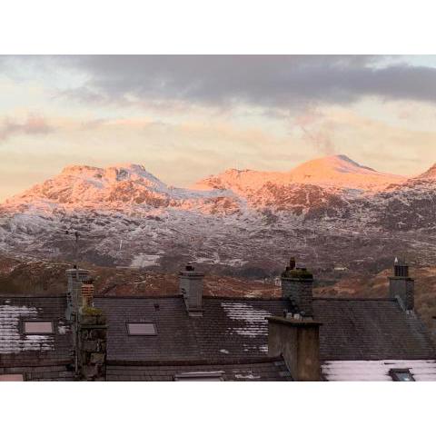 Cosy cottage in picturesque Snowdonia with stunning views of the Moelwyn mountains