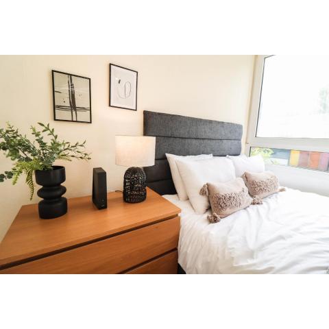 Cosy property right by WARREN STREET station! FREE WIFI!