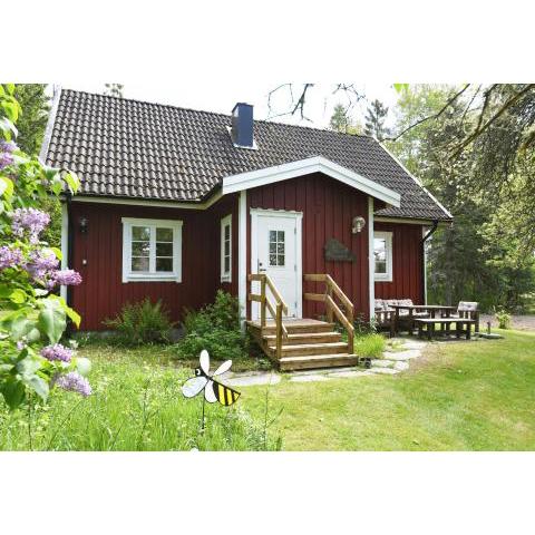 Cozy and rural holiday accommodation 150 meters from Lake Vanern