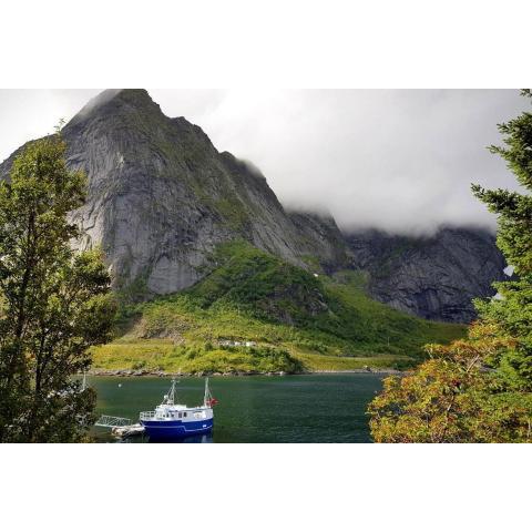 Cozy House By The Fjord In The Heart Of Lofoten