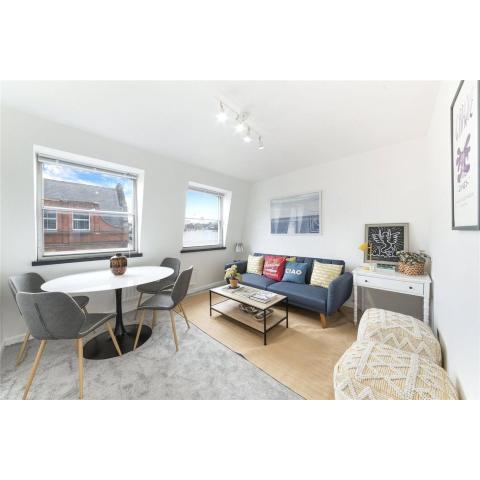 Cozy Urban Oasis: Stylish One Bedroom Flat on Old Compton Street