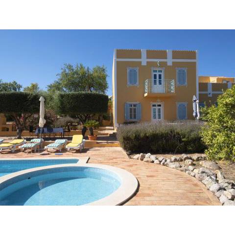 Delightful authentic Quinta with swimming pool close to beach and towns