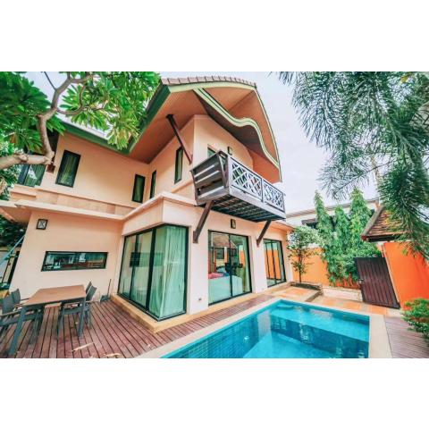 Deluxe Thai Style Pool Villa, with outdoor barbecue, in downtown Pattaya, next to Hollywood Club