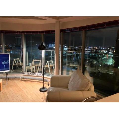 Designer Penthouse with Riverviews - G1 Glasgow City Centre, 3 Bedrooms, 2 Bathrooms, 1 Living room / Kitchen. Full Floor, Wrap Around Terrace, Panoramic Views, Off Central Station / Buchanan Street