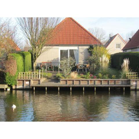 Detached bungalow with dishwasher at the water