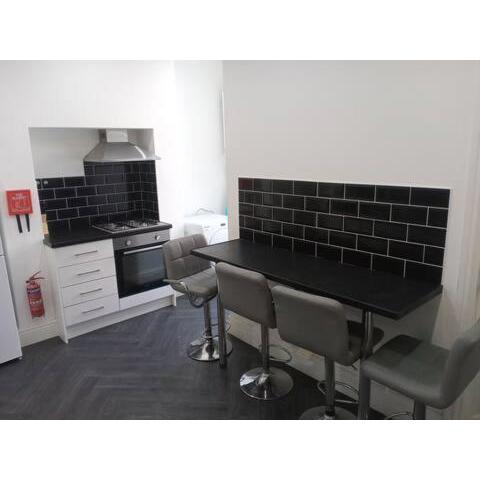 Double-bed (E1) close to Burnley city centre