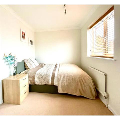 Double Room in Cosy Quiet Home - House Shared with One Professional