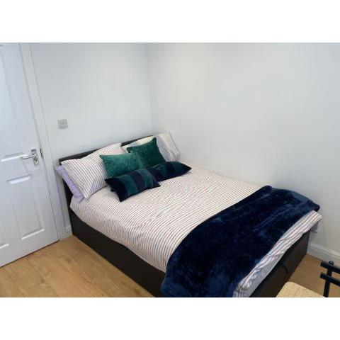 Double Room with shared bathroom in private self-contained flat you will share with one other person in family house 2 minutes walk from Tufnell Park tube station 15 minutes walk from Camden Town