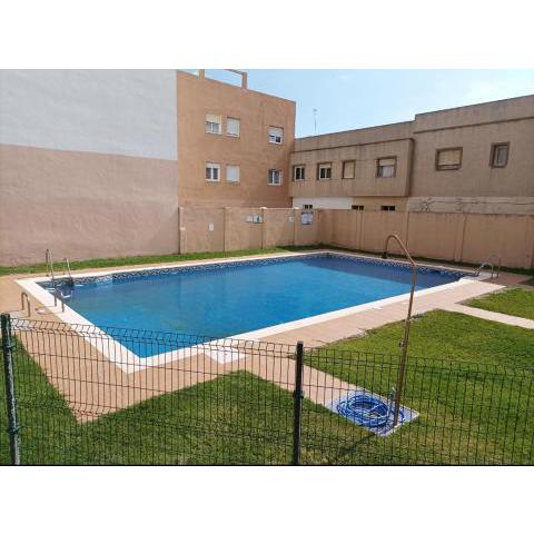 Duplex céntrico con piscina a 100m de la playa.