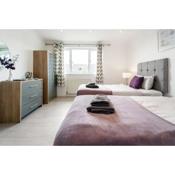 Dwellers Delight Living Ltd Serviced Accommodation, Chigwell, London 3 bedroom House, Upto 7 Guests, Free Wifi & Parking