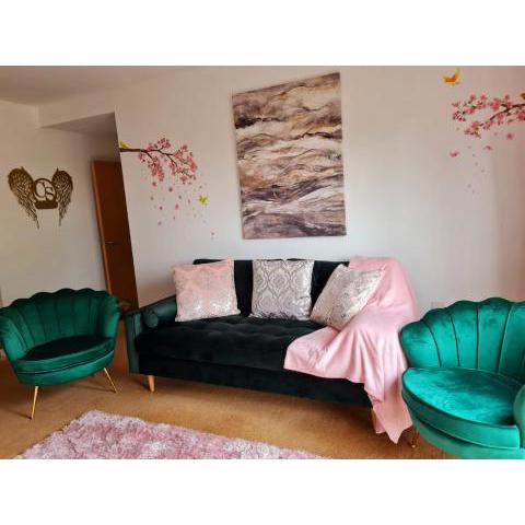 Emerald Blossom-Central Warrington, Luxurious Yet Homely, WiFi, Secure Parking