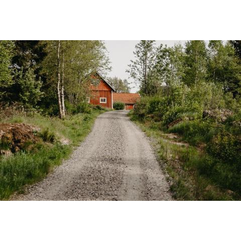 En lantlig idyll med skogen precis utanför dörren!