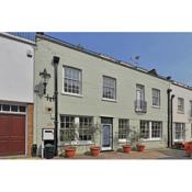 Ennismore Mews