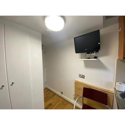 F14- Single Studio Shared Shower/toilet Near Paddington