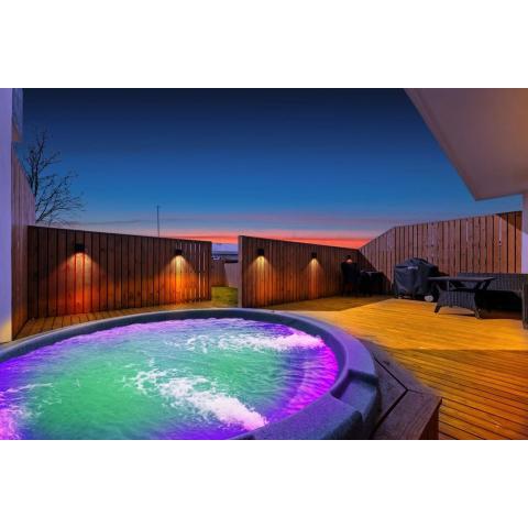 Family Friendly Retreat. HOT TUB