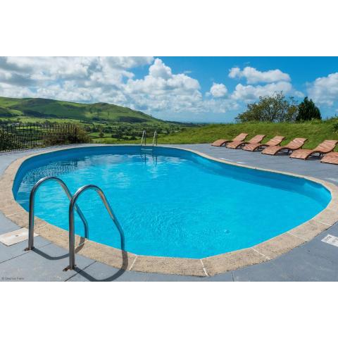 Farmhouse & exclusive outdoor heated pool