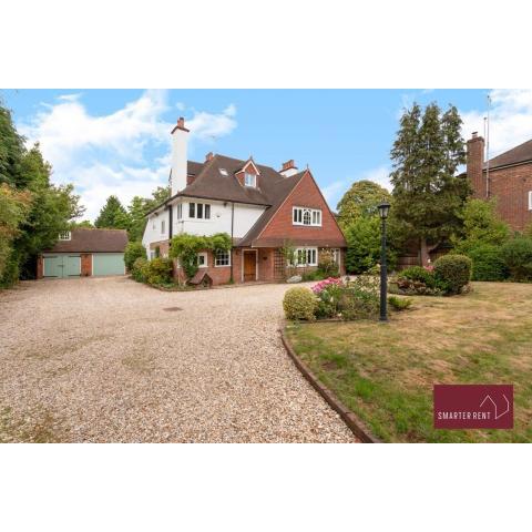 Farnborough - Grand 4 Bed Home