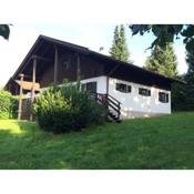 Ferienhaus im Grünen mit einer Fass-Sauna im Garten