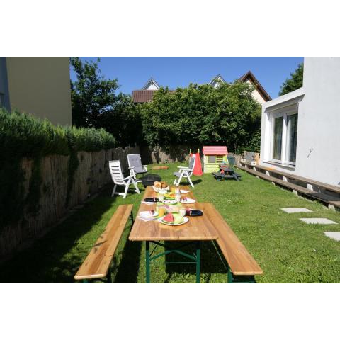 Ferienwohnung am Bodensee- zentrale Lage, free parking and wifi, 109 m2, privater Garten, 7 Gäste, 2x Kingsize Boxspringbett, familienfreundlich