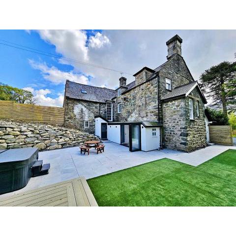 Finest Retreats - The Half-Snowdonia Manor Y Llywyn Manor