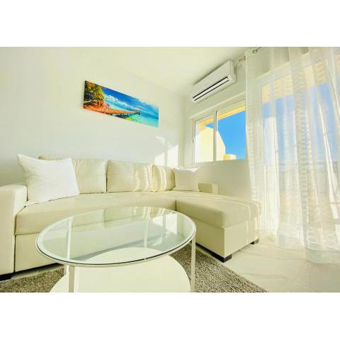 Fresh and Modern Delux Apartment in 1 min from the beach!