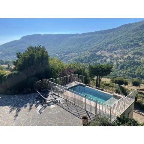 Gites en Ardèche avec Piscine et vue magnifique sur la vallée