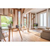 Glorious open-plan thatched barn with abundant natural light - Buxhall Byre