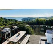 Gorgeous 3 bed house with sea views and hot tub