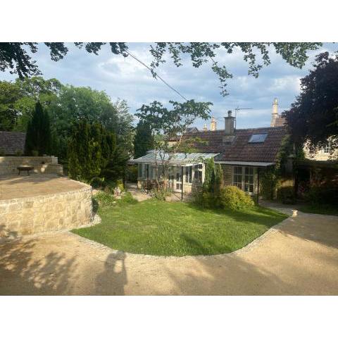 Gorgeous Country Cottage on outskirts of Bath with Wood Fired Hot Tub