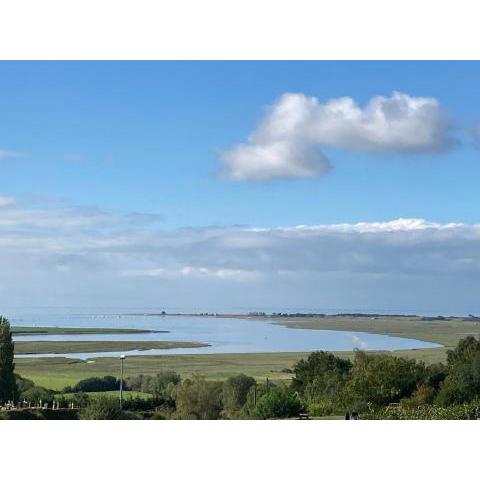 Grange rénovée à neuf avec vue sur la baie