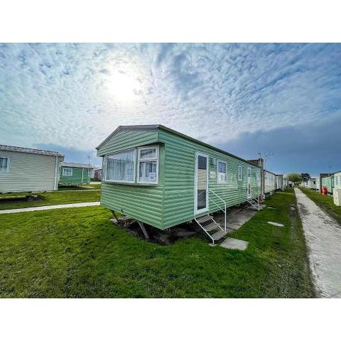 Great 6 Berth Caravan Nearby The Beach In Walton-on-the-naze Ref 17094p