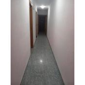 habitación grande en piso compartido con 2 adultos y 1 perrito