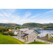 Hardangerfjord View - luxury fjord-side holiday home