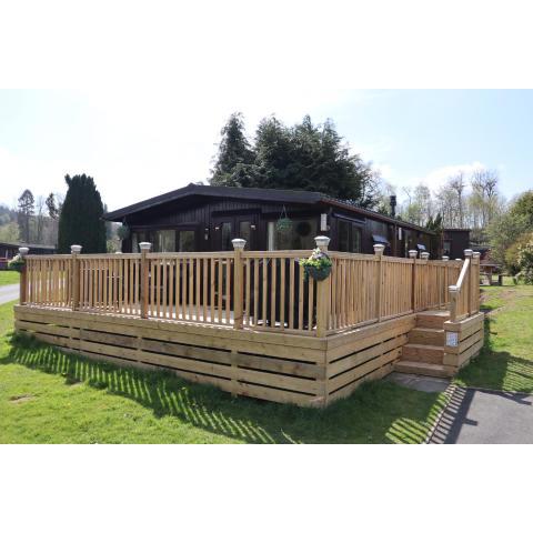 HEDDFAN, Luxury 3 bedroom timber lodge, Caer Beris Holiday Park, Builth Wells