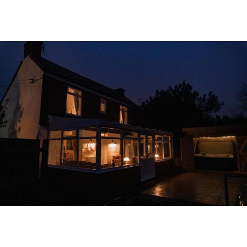 Hot Tub Pet Friendly Luxury Cosy Cottage, Near Withernsea and Patrington