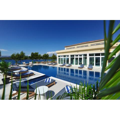 Hotel Antica-Seafront hotel with comfortable rooms and pool