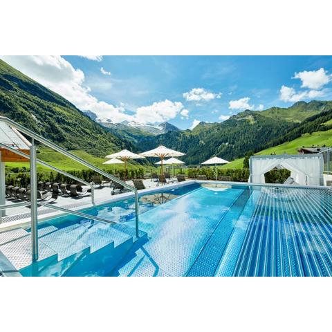 Hotel Berghof Crystal Spa & Sports