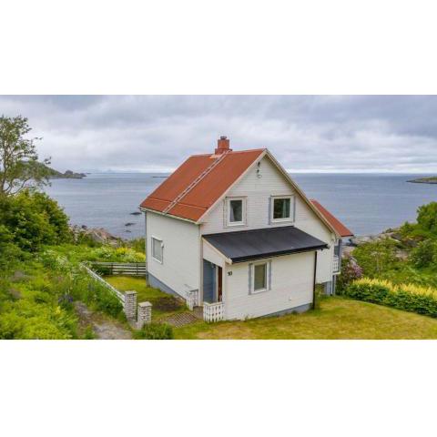 House by the sea Reine, Lofoten