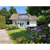 Idyllic Lakehouse - dog is welcome fenced garden