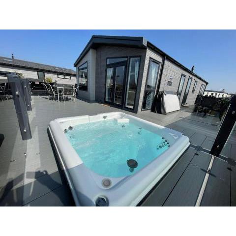 Indulgence Lakeside Lodge i3 with hot tub, private fishing peg situated at Tattershall Lakes Country Park