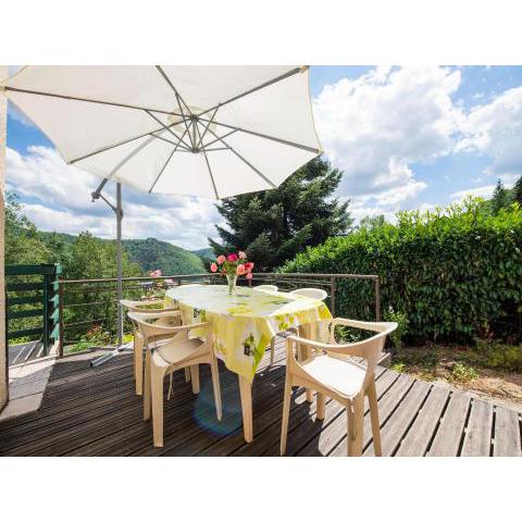 Inviting holiday home in Miremont with garden