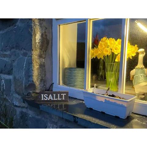 Isallt Cosy Cottage. Dogs Welcome. Superking & Double Bed. Log Burner. Peaceful Village Location