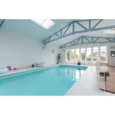 Jolie maison avec piscine intérieure et sauna