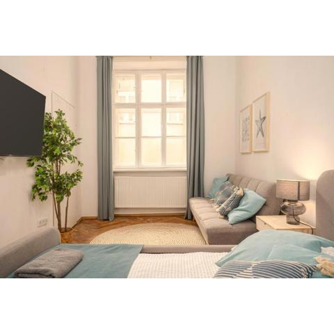 King Bed Home with Netflix, near Augarten, Very Central