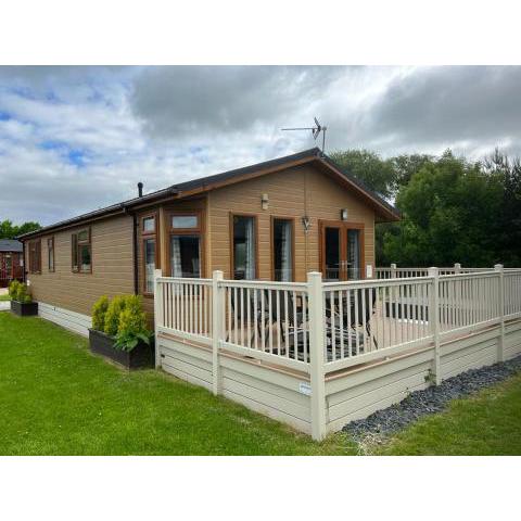 Kingfisher Lodge with Hot Tub