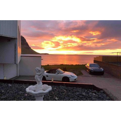 Kirkjufell Oceanfront Villa