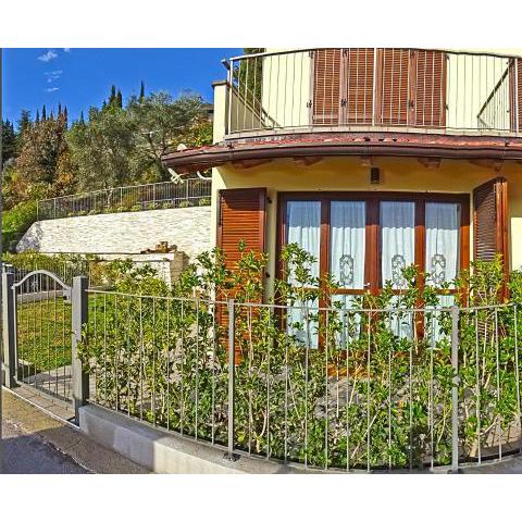 La Quiete17 fenced garden apartment by Gardadomusmea
