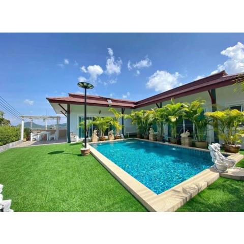 Large villa with pool in Chonburi